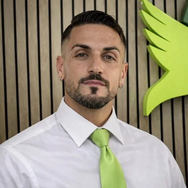 Alejandro, Uitvaartbegeleider